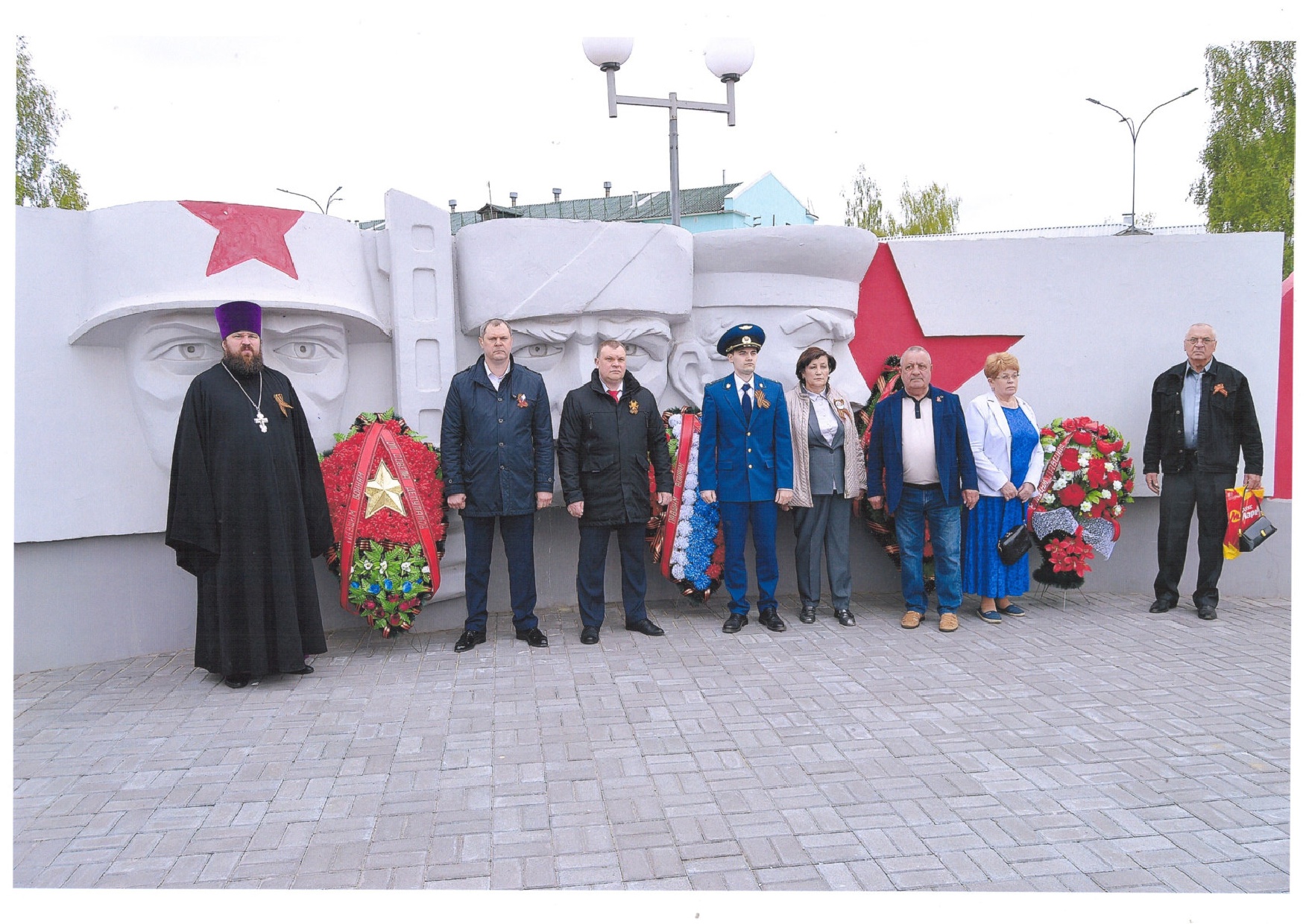 Участники церемония возложения венков к мемориалу на ул. Восстания 09.05.2025 фото Ю.С.Клементьева